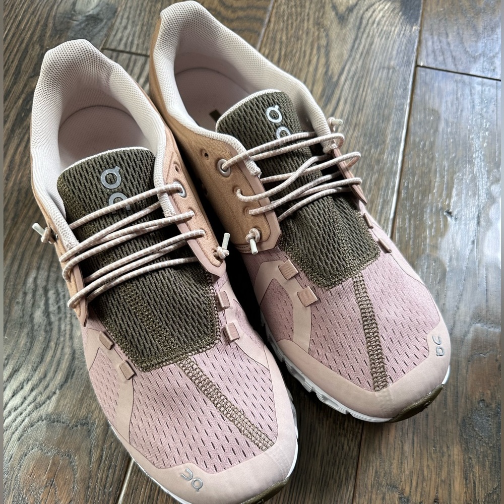 On Cloud, sz 9. Muted Pink & Olive Green. Wore them 4/5 times. Great condition!